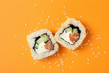 Turuncu arka planda rulo ile lezzetli yemek kavramı