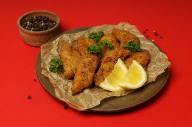 Kırmızı arka planda tavuk şeritli lezzetli yemek kavramı