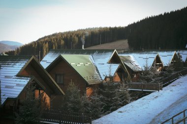 Karpat dağlarındaki kayak merkezindeki özel evler