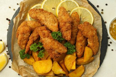 Tavuk şeritli lezzetli yemek kavramı.