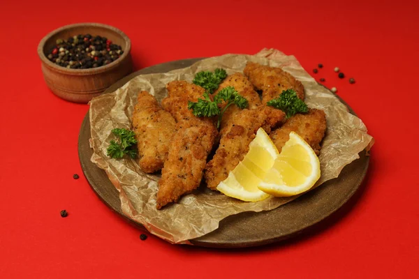 Kırmızı arka planda tavuk şeritli lezzetli yemek kavramı