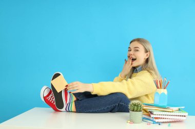 Öğrenci kızla sınavlara ve sınavlara hazırlanma kavramı