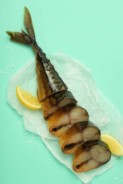 Koncept Chutného Jídla Uzenou Makrelou Mátovém Pozadí — Stock fotografie