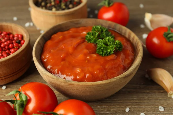 Adjika ile baharatlı sos kavramı, yakın plan.