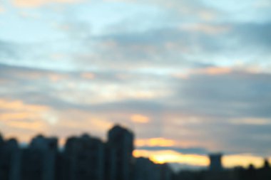 Bulutlu, seçici odaklı güzel şehir gün batımı