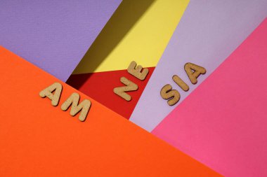 Hafıza sorunları kavramı, çok renkli arkaplanda amnezi hastalığı