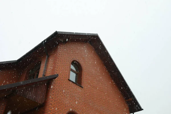 Duży Murowany Dom Piękny Śnieżny Dzień — Zdjęcie stockowe