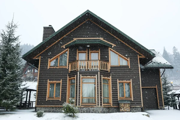 Drewniany Dom Górach Śnieżny Dzień — Zdjęcie stockowe