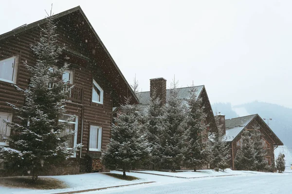 多雪的日子里 山上的木房子 — 图库照片