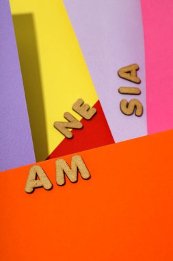 Hafıza sorunları kavramı, çok renkli arkaplanda amnezi hastalığı