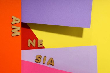 Hafıza sorunları kavramı, çok renkli arkaplanda amnezi hastalığı