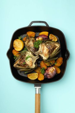 Izgara enginarlı leziz yemek kavramı.