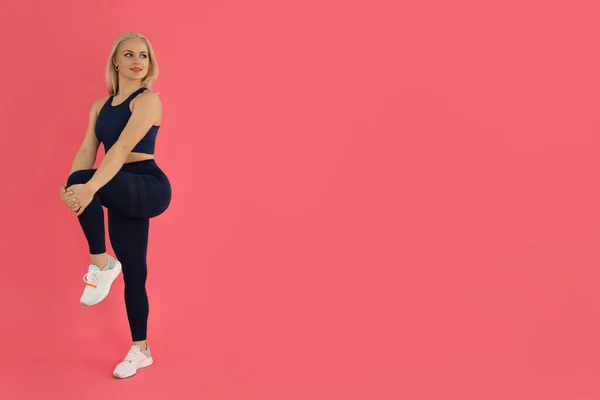Konzept Eines Gesunden Lebensstils Mit Sportlicher Frau Auf Rosa Hintergrund — Stockfoto