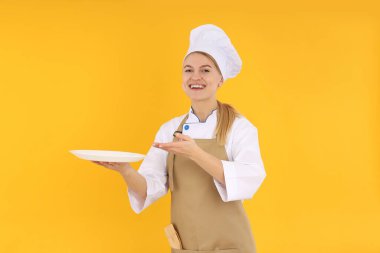 Genç ve çekici bir kadınla yemek pişirme kavramı