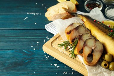 Ahşap arka planda füme uskumru ile lezzetli yemek kavramı
