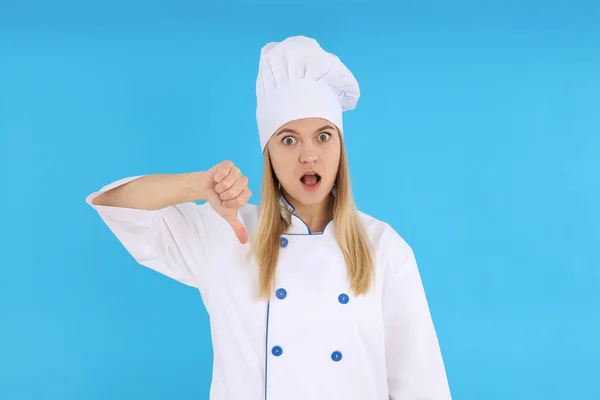 Chef Mulher Mostrando Polegar Para Baixo Fundo Azul — Fotografia de Stock