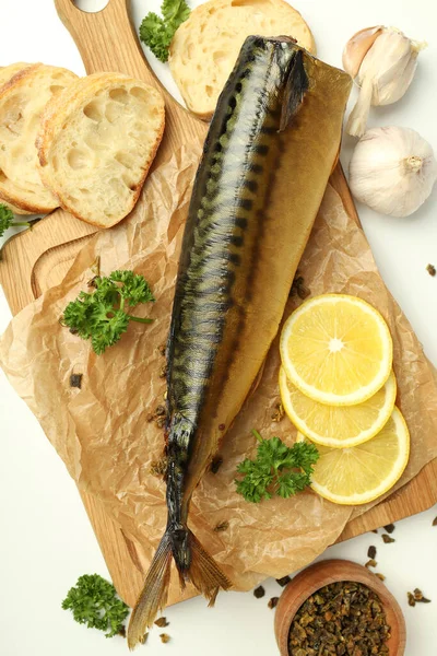 Concepto Sabrosa Comida Con Caballa Ahumada Sobre Fondo Blanco —  Fotos de Stock