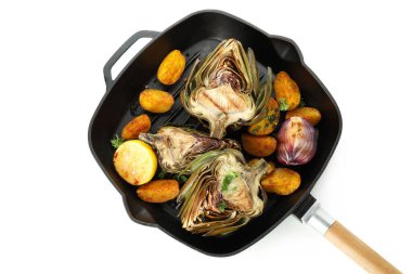 Beyaz arka planda izole edilmiş lezzetli bir enginar.