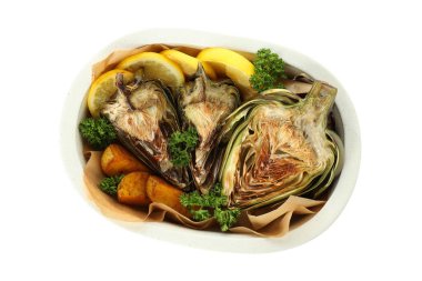 Beyaz arka planda izole edilmiş lezzetli bir enginar.