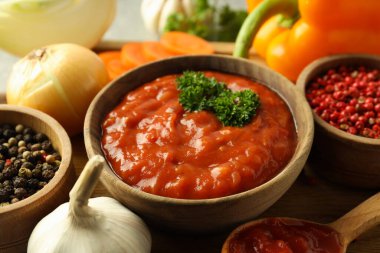 Adjika ile baharatlı sos kavramı, yakın plan.