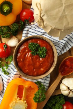 Adjika ile baharat sosu kavramı, üst görünüm