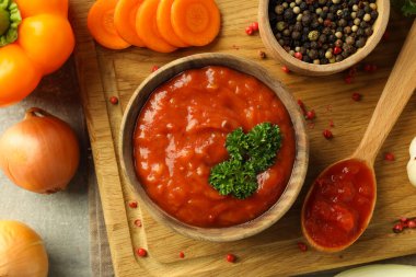 Adjika ile baharat sosu kavramı, üst görünüm