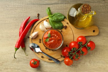 Adjika ile baharat sosu kavramı, üst görünüm