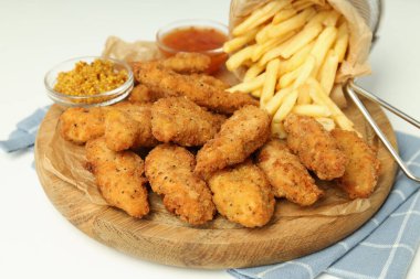 Tavuk şeritli lezzetli yemek kavramı, yakın plan.