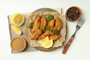 Tavuk şeritli lezzetli yemek kavramı.