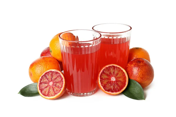 白い背景に隔離された赤いオレンジジュースと成分 — ストック写真