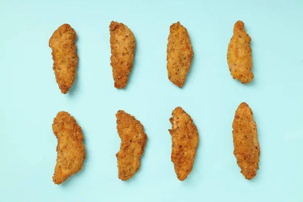 Concepto Sabrosa Comida Con Tiras Pollo Sobre Fondo Azul —  Fotos de Stock