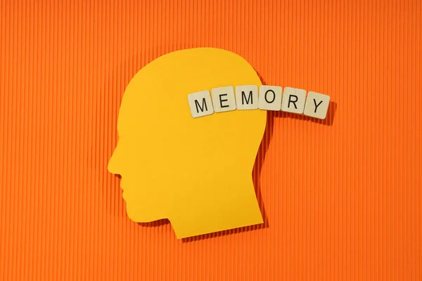 Concepto Problemas Con Memoria Enfermedad Amnesia Sobre Fondo Naranja —  Fotos de Stock