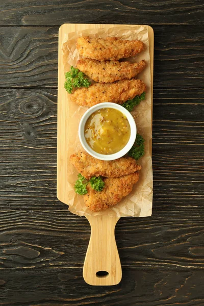 Tavuk şeritli lezzetli yemek kavramı.