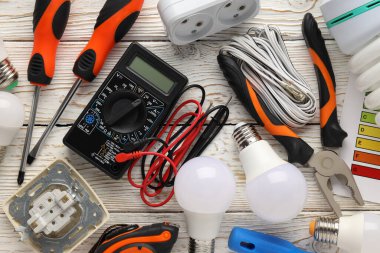 Elektrikçi veya elektrikli aletler kavramı, üst görünüm