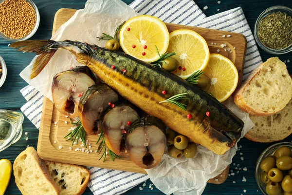 Tütsülenmiş uskumrulu lezzetli yemek kavramı.