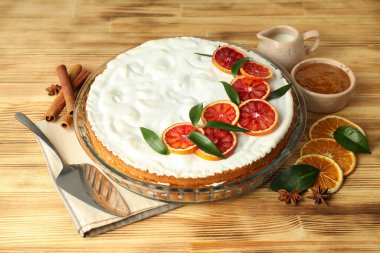 Tahta masa üzerinde kremalı turta ile lezzetli yemek kavramı