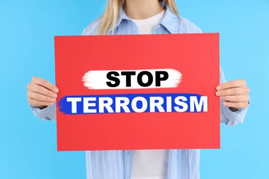 Kadın afişi metinle tutuyor Terörizmi durdurun