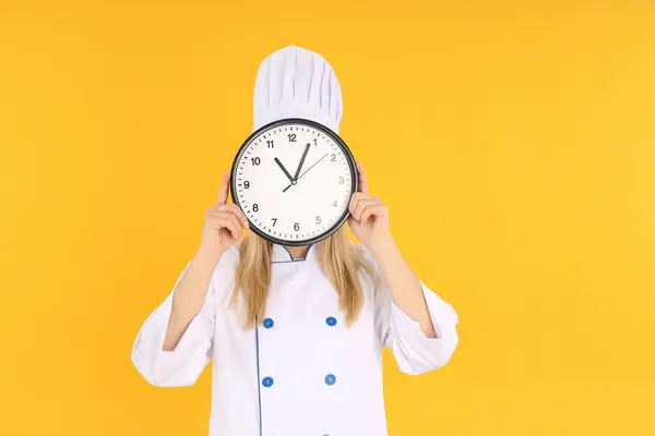 Chef Mulher Com Relógio Fundo Amarelo — Fotografia de Stock