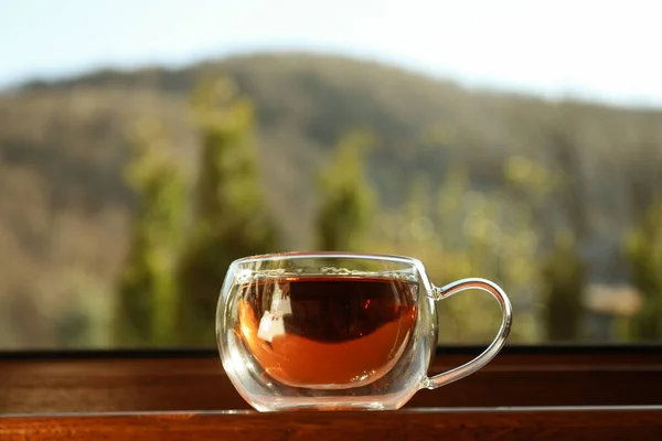 一杯茶放在木制窗台上 — 图库照片