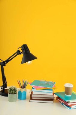 Sarı arka planda sınavlara ya da testlere hazırlanma kavramı