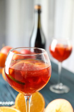 Sangria 'yla içki içmek, yakın çekim.