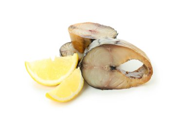 Lezzetli tütsülenmiş uskumru beyaz arka planda izole edilmiş.