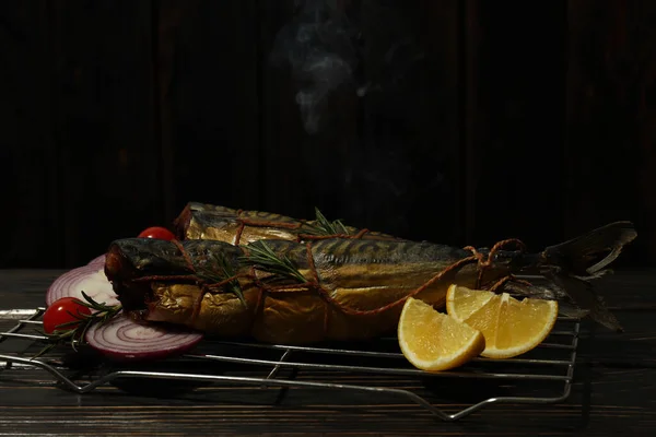 맛있는 음식에 훈제된 무덤가는 어두운 배경에 — 스톡 사진