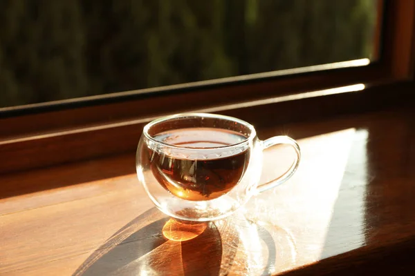 一杯茶放在木制窗台上 — 图库照片