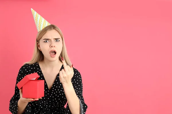 Mädchen Unglücklich Mit Ihrem Geburtstagsgeschenk Auf Rosa Hintergrund — Stockfoto