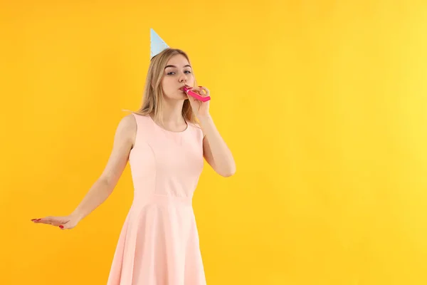 Concepto Feliz Cumpleaños Con Mujer Joven Sobre Fondo Amarillo — Foto de Stock