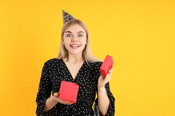 Conceito Feliz Aniversário Com Jovem Fundo Amarelo — Fotografia de Stock