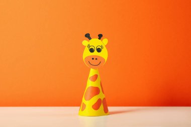 Turuncu arka plana karşı Dünya Çocuk Günü kavramı