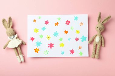 Pembe arka planda Dünya Çocuk Günü kavramı