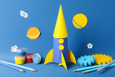 Mavi dokulu arka planda Dünya Çocuk Günü kavramı